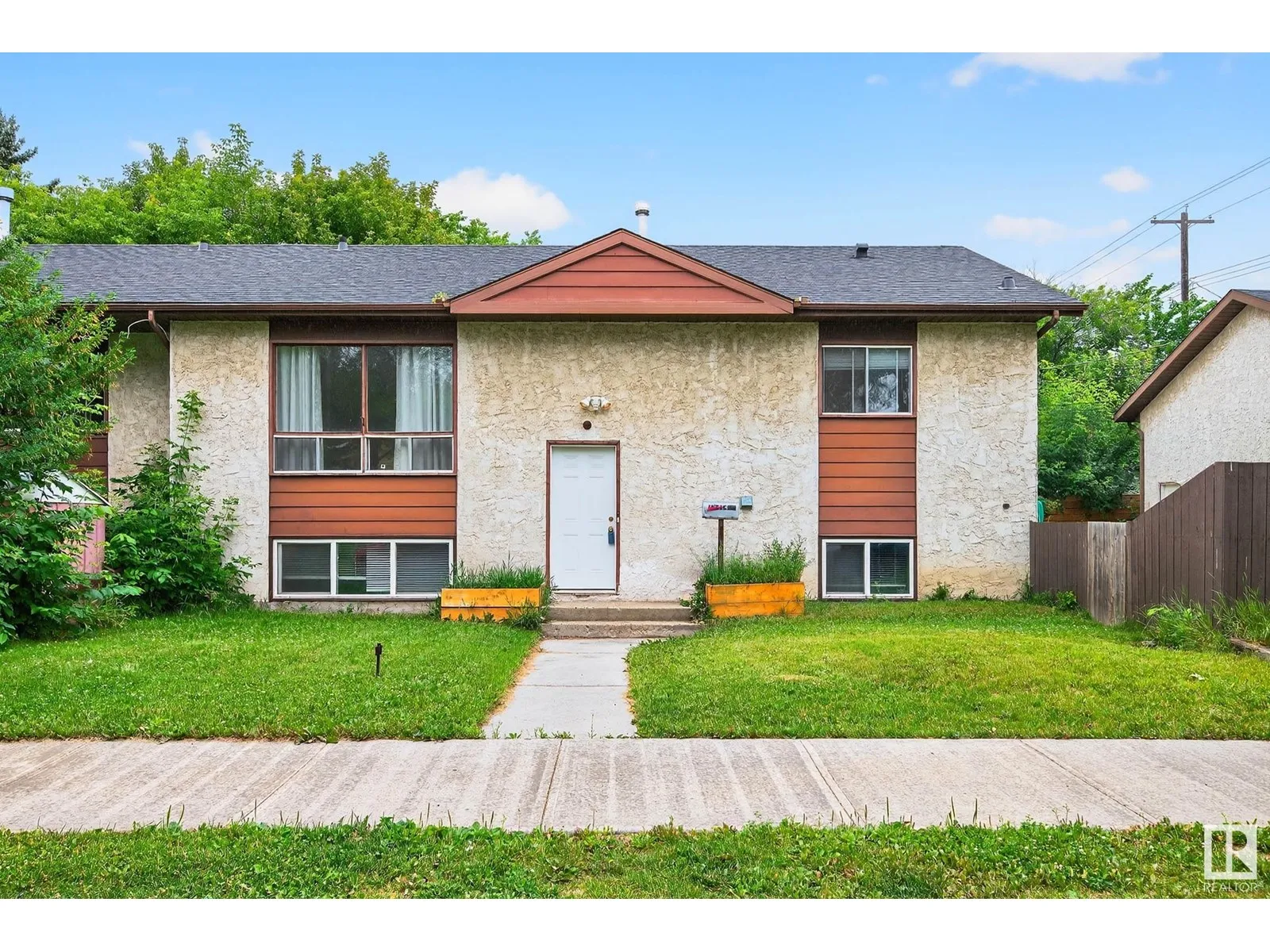 Duplex for rent: 12414 112 Av Nw, Edmonton, Alberta T5M 2S9