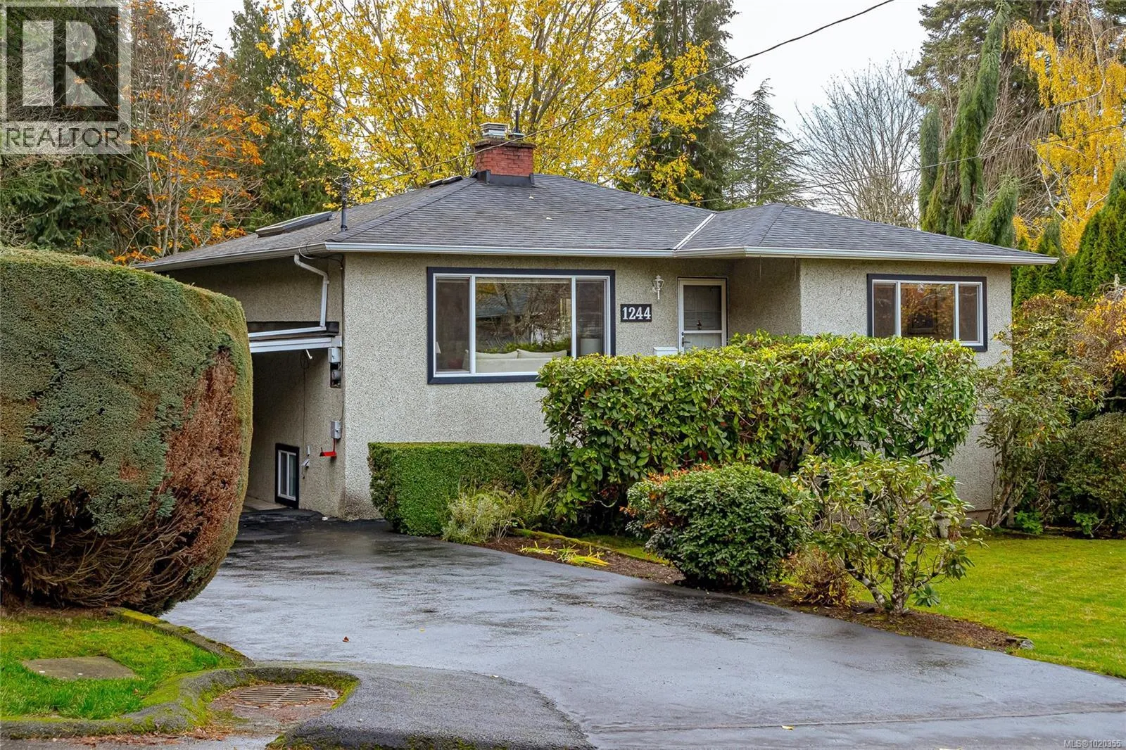 House for rent: 1244 Pearce Cres, Saanich, British Columbia V8X 3S9