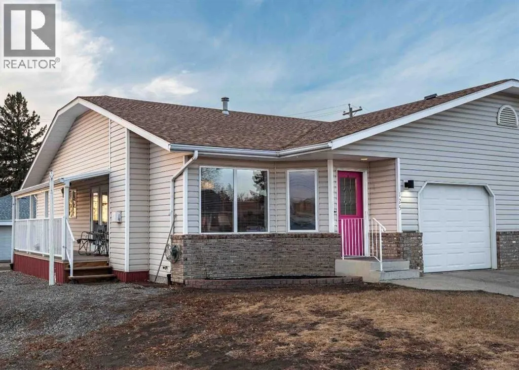 Row / Townhouse for rent: 125 3 Avenue Ne, Three Hills, Alberta T0M 2A0