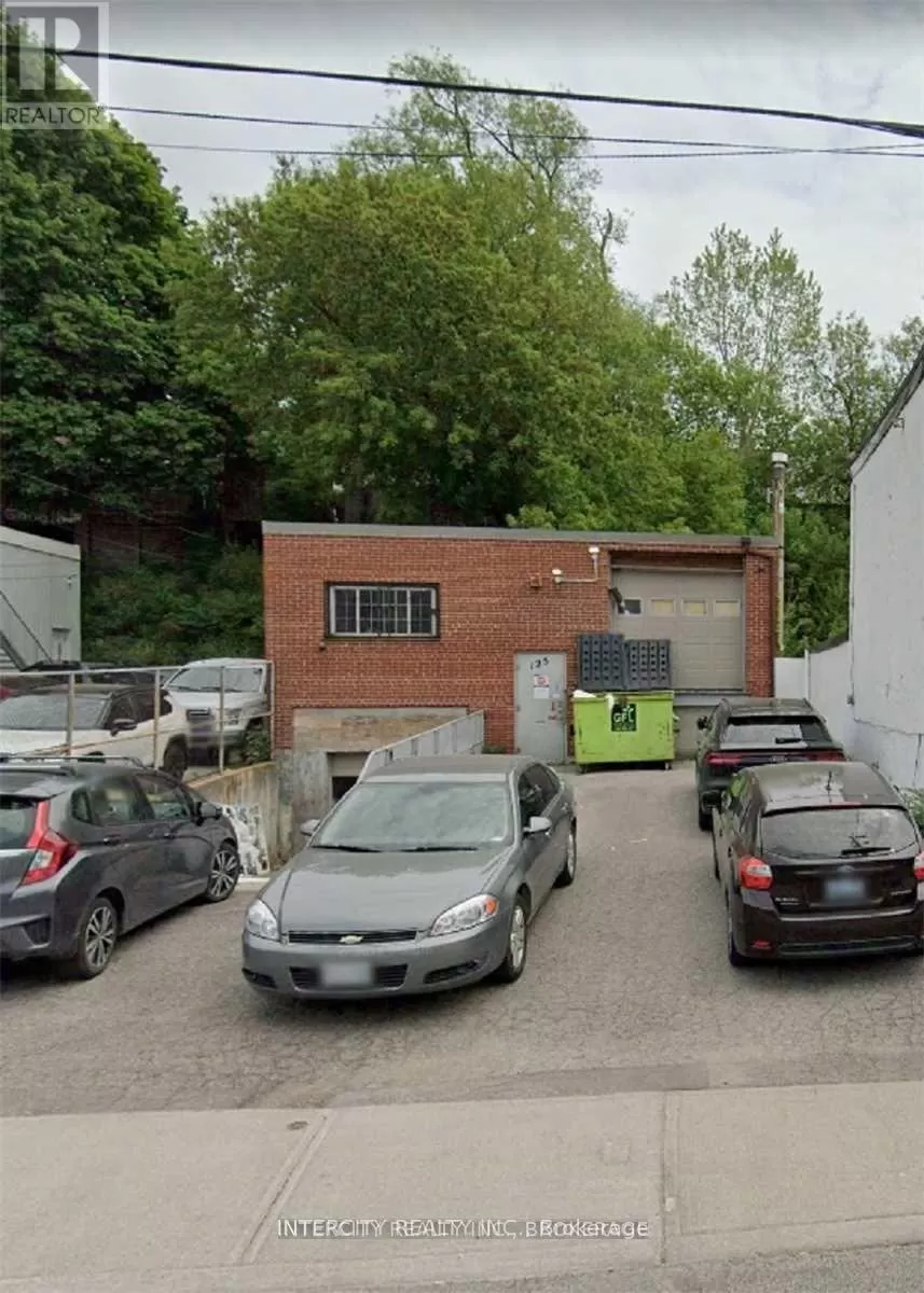 Warehouse for rent: 125 Blake Street, Toronto, Ontario M4J 3E2