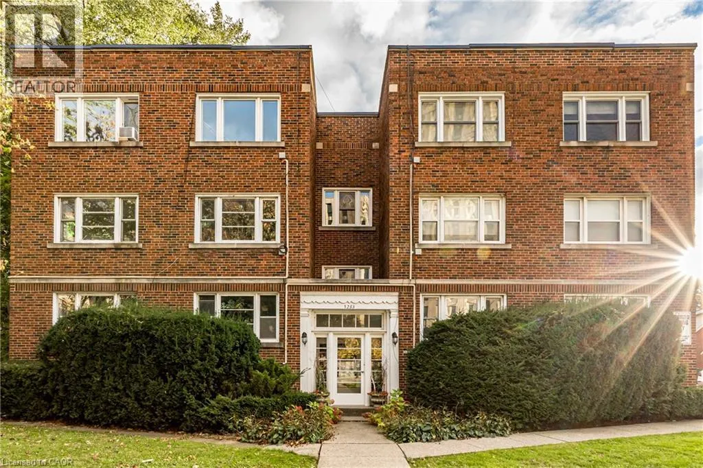 Apartment for rent: 1253 Main Street W Unit# 3, Hamilton, Ontario L8S 1C4