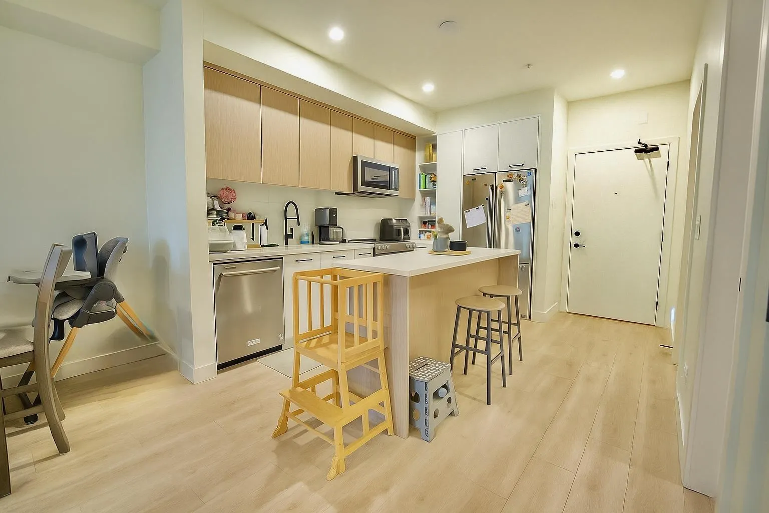 Apartment for rent: 126 2635 King George Boulevard, Surrey, British Columbia V4P 0H7