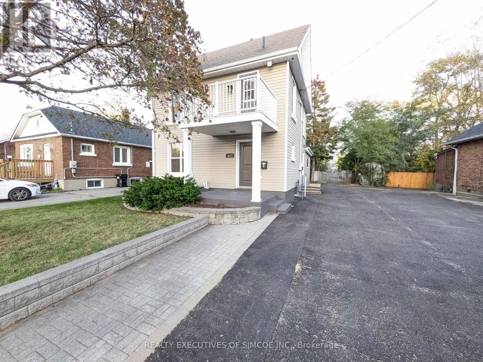 Duplex for rent: 127 Innisfil Street, Barrie, Ontario L4N 3E6