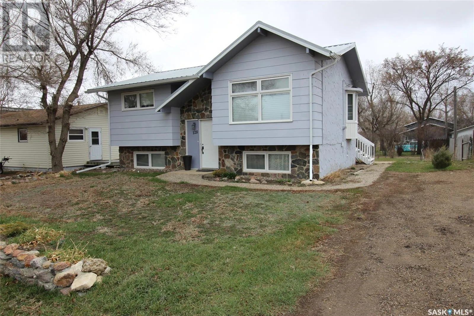 House for rent: 128 1st Street E, Frontier, Saskatchewan S0N 0W0