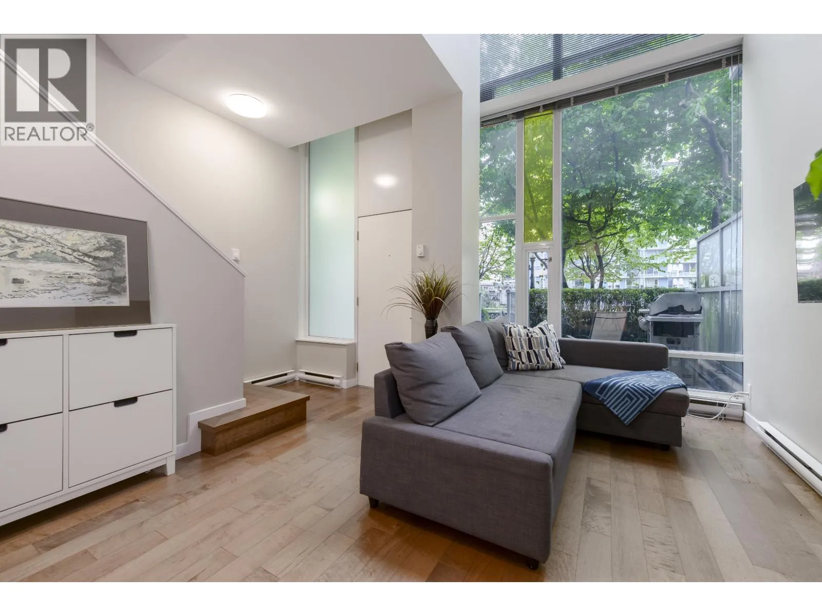 Row / Townhouse for rent: 128 Dunsmuir Street, Vancouver, British Columbia V6B 1X7