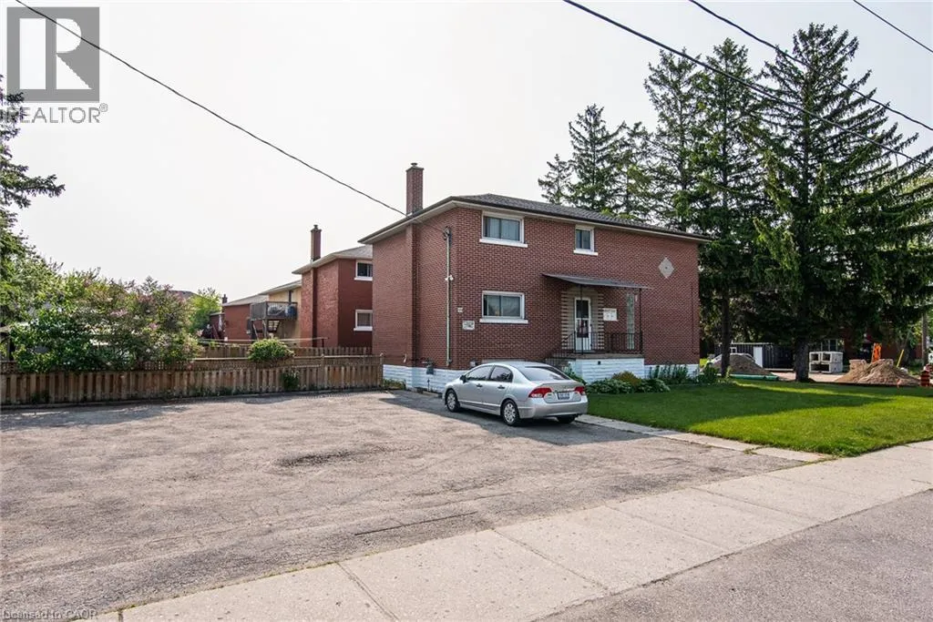 Triplex for rent: 129 River Road E, Kitchener, Ontario N2B 2G7