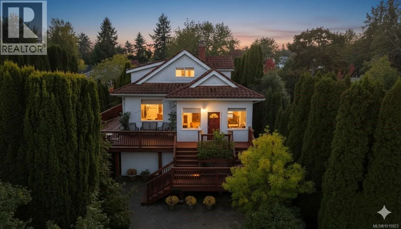 House for rent: 1295 Santa Rosa Ave, Saanich, British Columbia V8Z 2V5