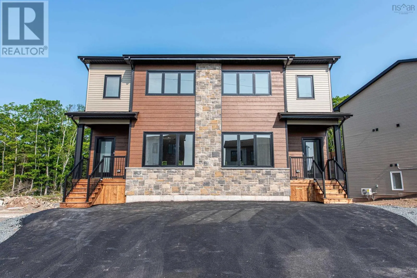 Duplex for rent: 130 Colonial Crescent, Halifax, Nova Scotia B3R 0H8