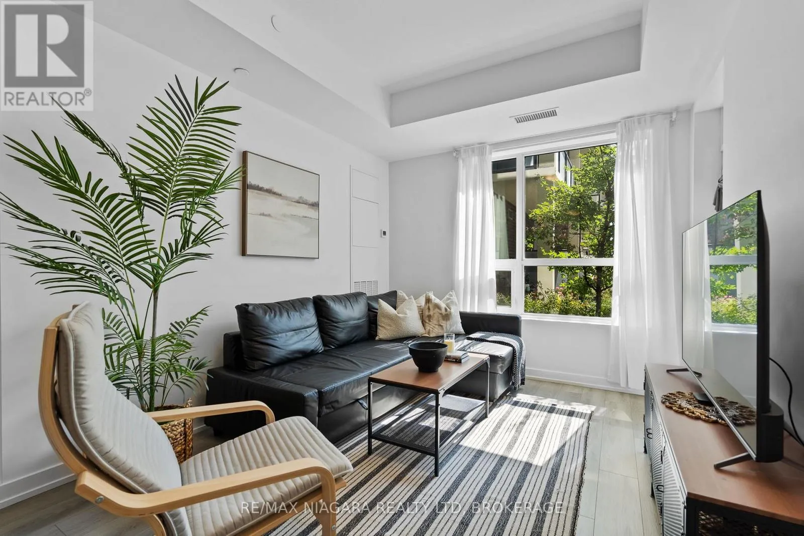 Apartment for rent: 131 - 5055 Greenlane Road, Lincoln, Ontario L3J 2J3