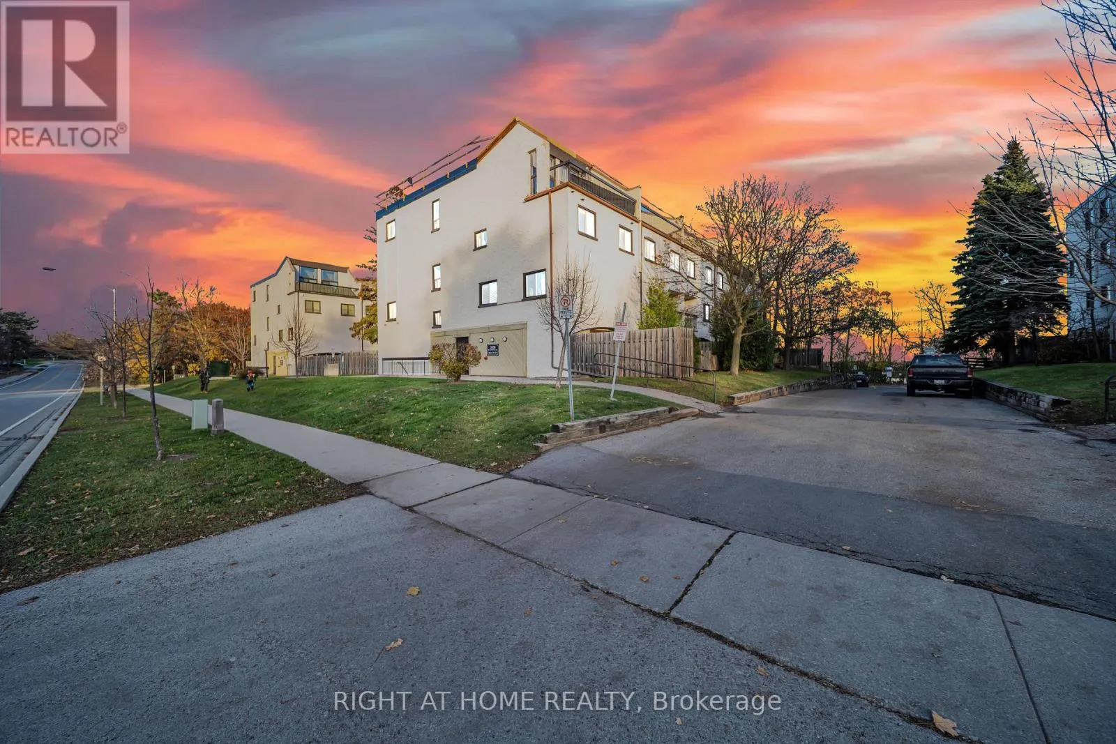 Row / Townhouse for rent: 132 - 1058 Falgarwood Drive, Oakville, Ontario L6H 2P3