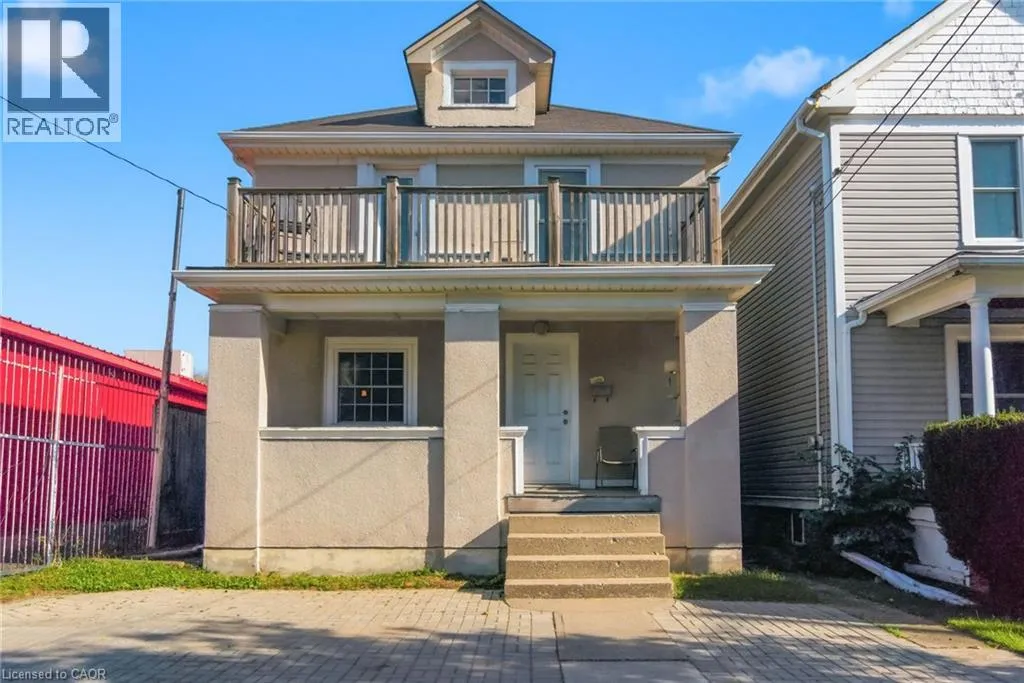 House for rent: 132 1/2 Lake Street, St. Catharines, Ontario L2R 5Y1