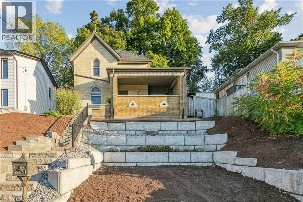 House for rent: 132 Queen Street W, Cambridge, Ontario N3C 1G3