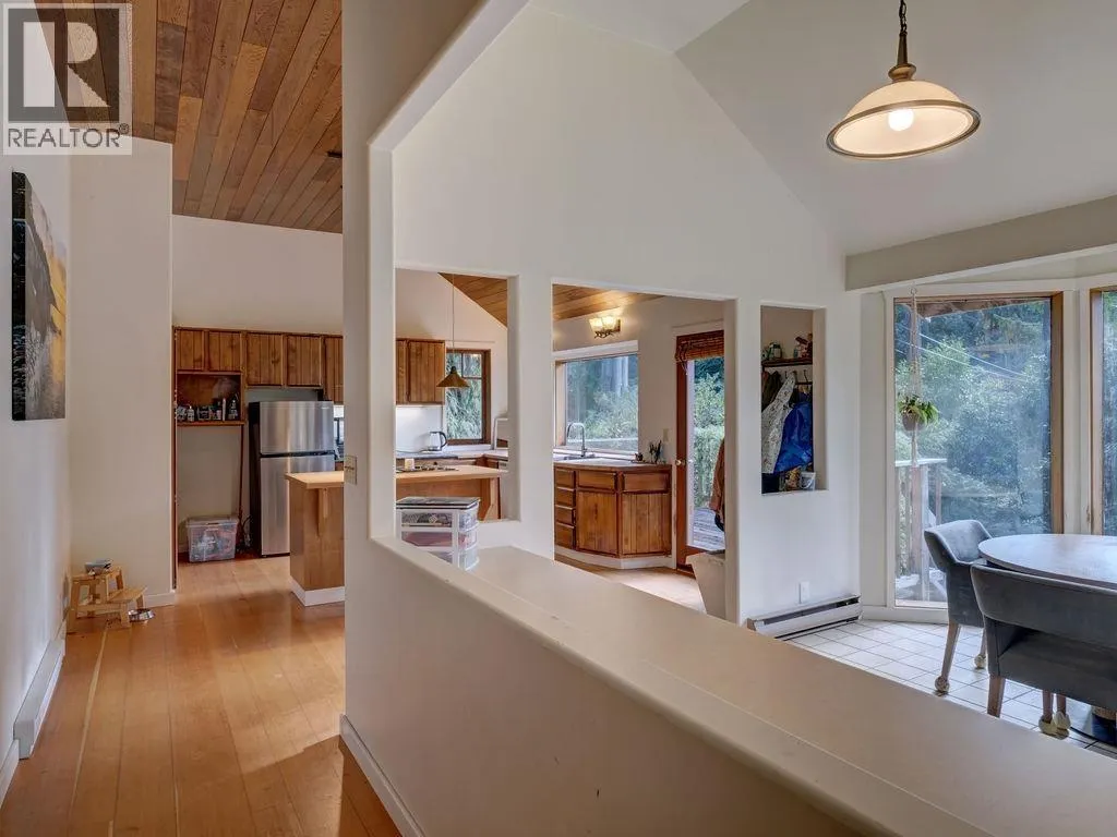 House for rent: 1321 Marlene Road, Roberts Creek, British Columbia V0N 2W2