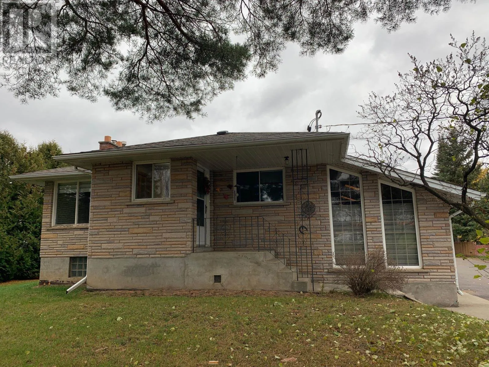 1325 Rosslyn Road, Thunder Bay, Ontario P7E 6E1