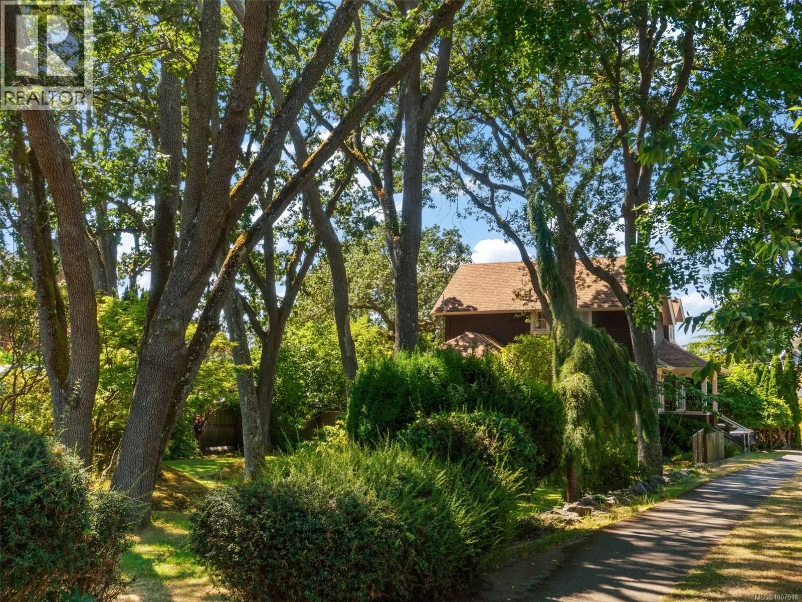 House for rent: 1353 Craigdarroch Rd, Victoria, British Columbia V8S 2A6