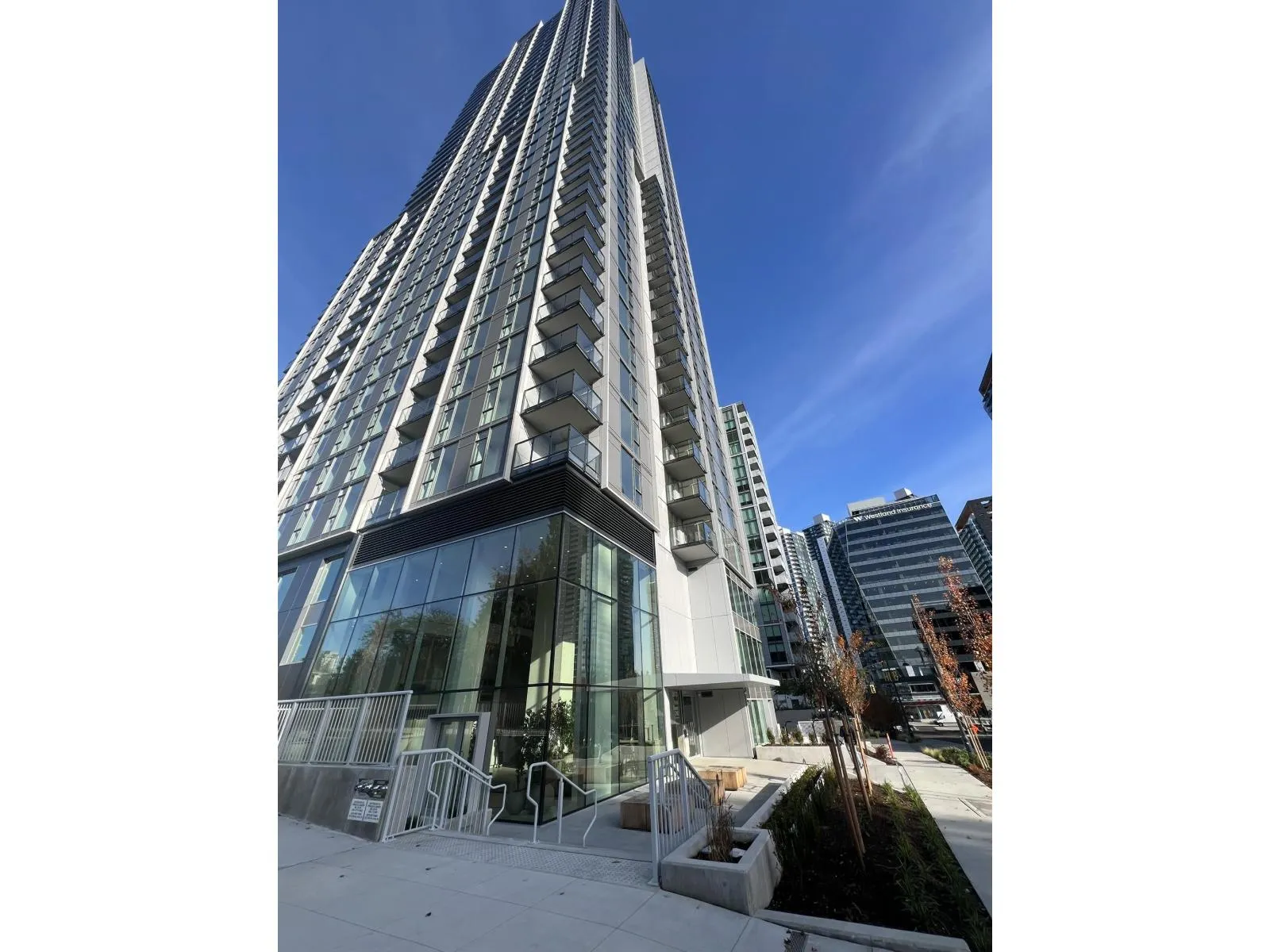 Apartment for rent: 13573 98a Avenue, Surrey, British Columbia V3T 4A4