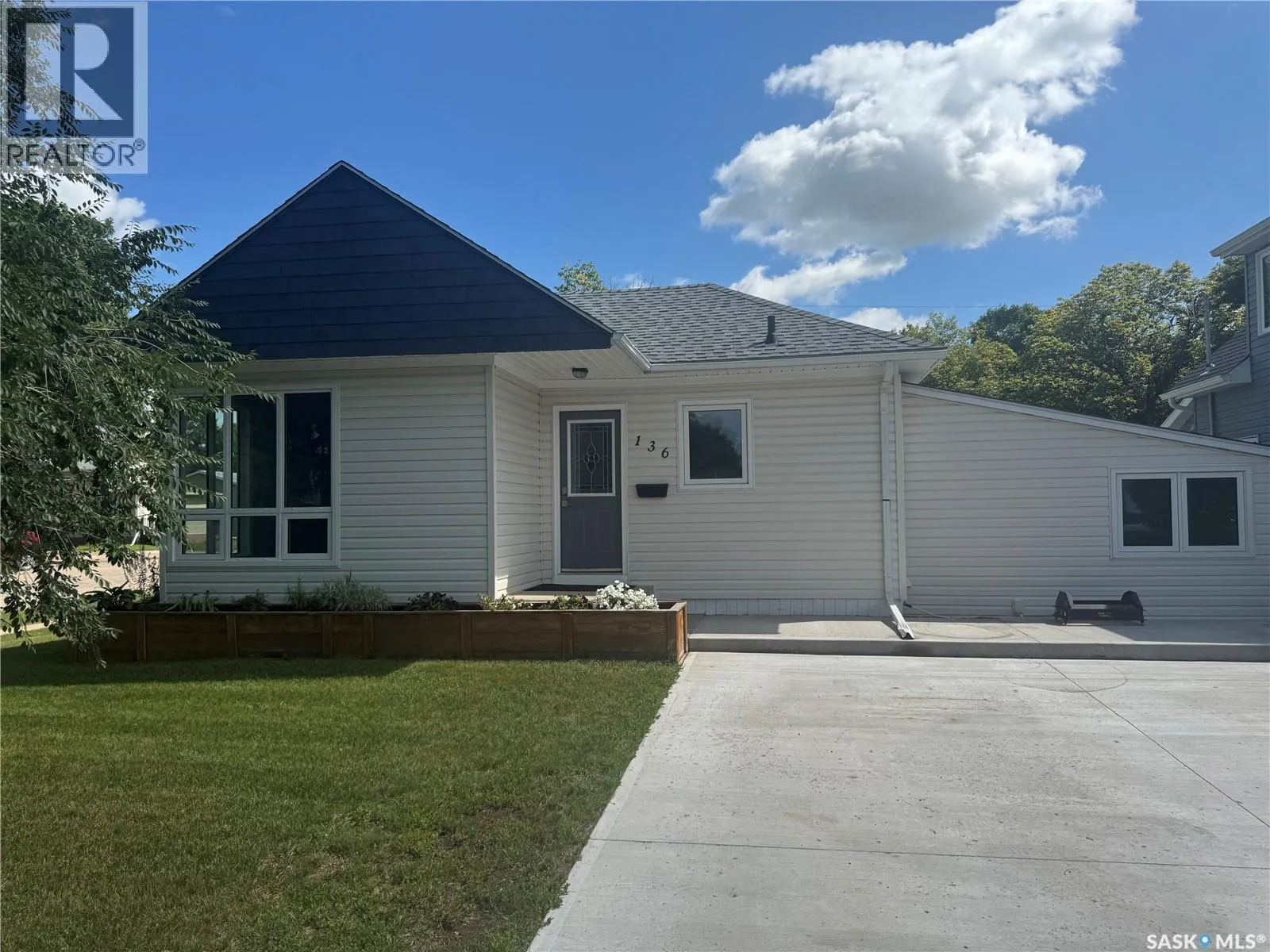 House for rent: 136 10th Street, Weyburn, Saskatchewan S4H 1G9