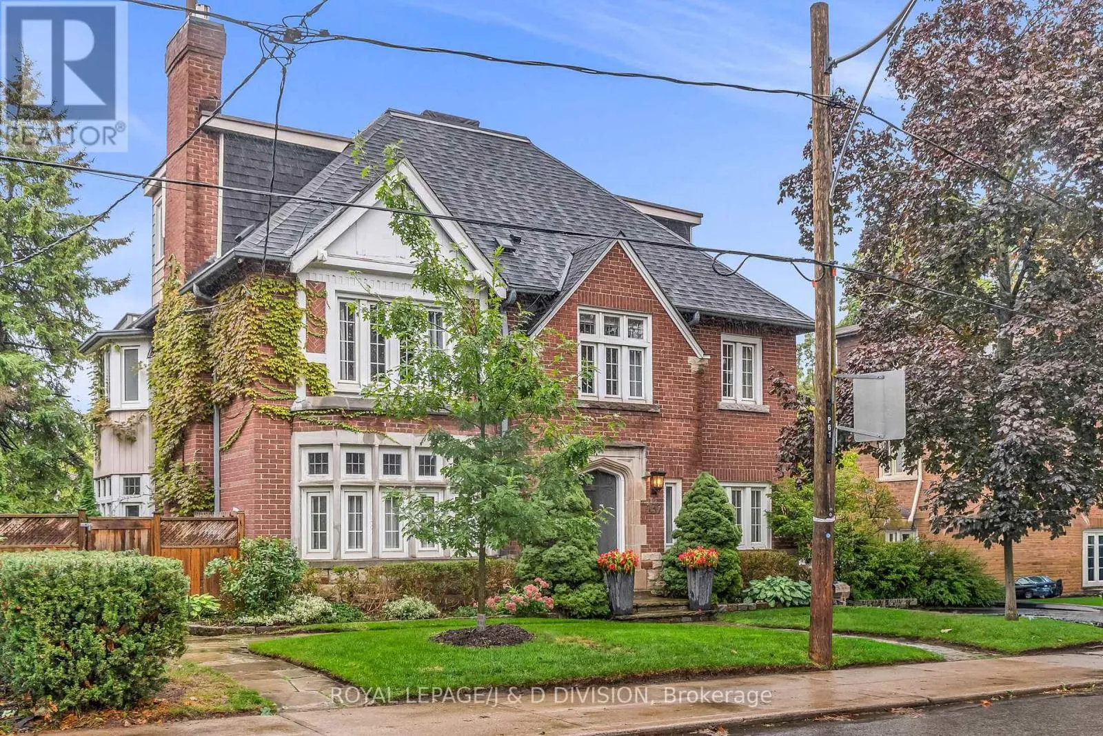 Duplex for rent: 137 Highbourne Road, Toronto, Ontario M5P 2J8