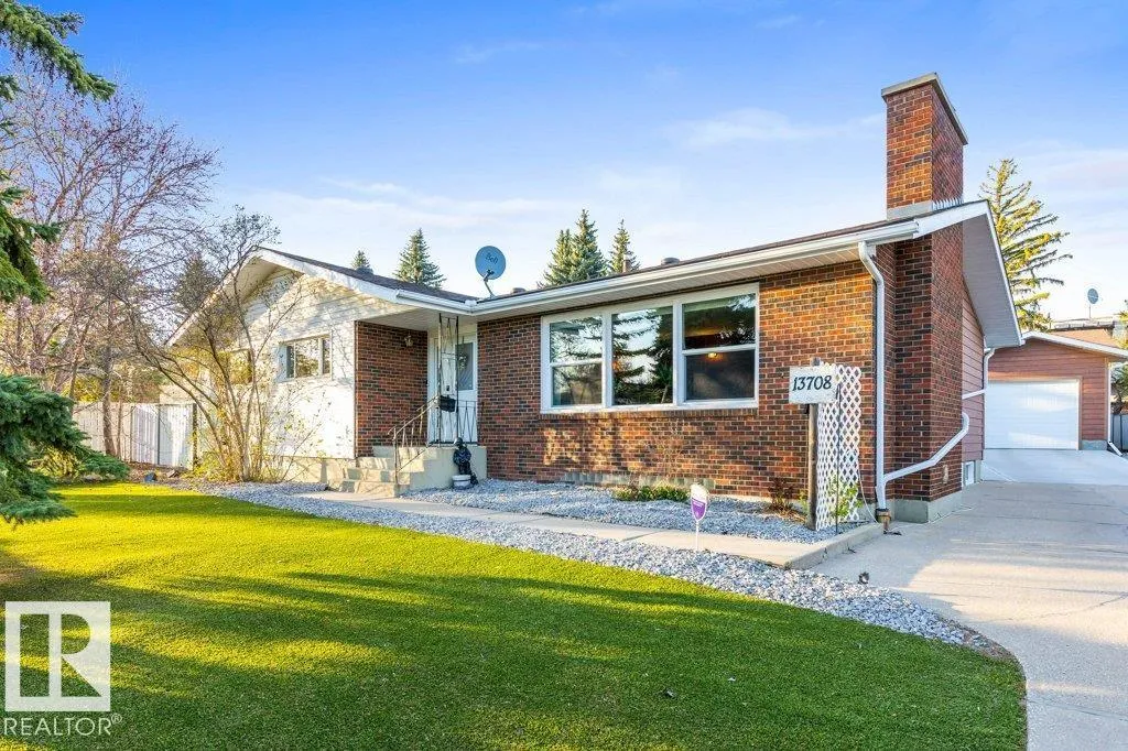 House for rent: 13708 Buena Vista Rd Nw, Edmonton, Alberta T5R 5R6