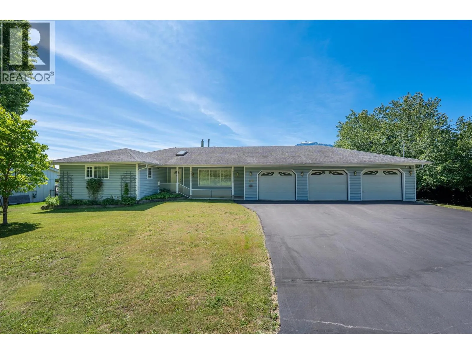 House for rent: 139 Track Street Street E, Revelstoke, British Columbia V0E 2S0