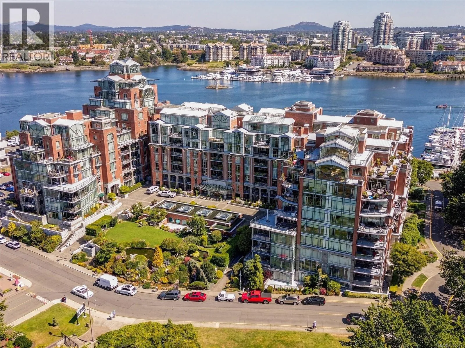 Apartment for rent: 14 21 Dallas Rd, Victoria, British Columbia V9A 4Z9