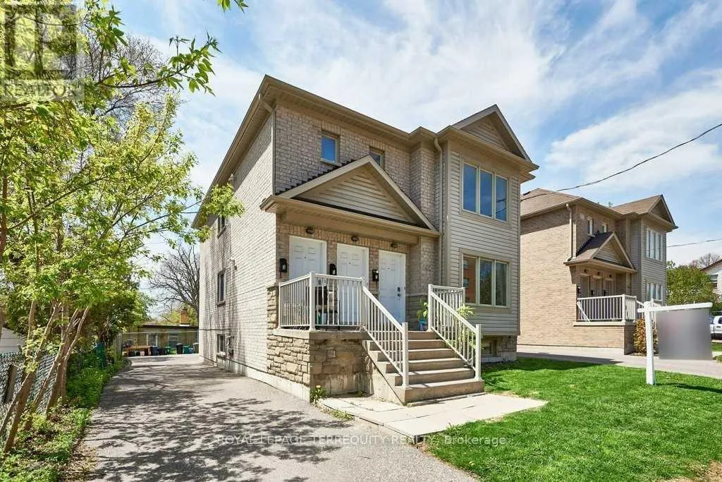 Triplex for rent: 140 Mary Street N, Oshawa, Ontario L1G 5B9