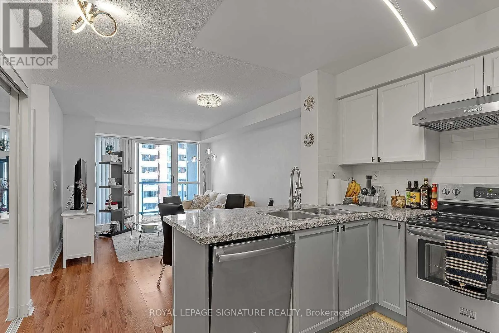 Apartment for rent: 1401 - 5 Michael Power Place, Toronto, Ontario M9A 0A3