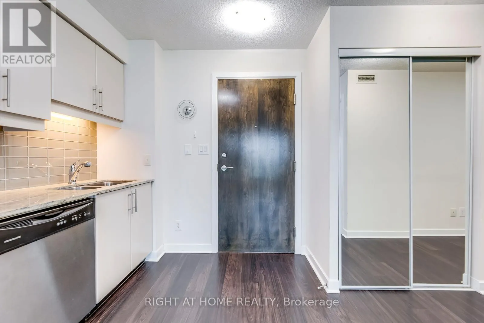 Apartment for rent: 1405 - 33 Bay Street, Toronto, Ontario M5J 2Z3