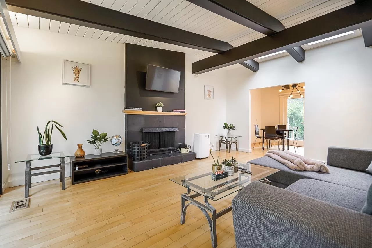 House for rent: 14352 110 Avenue Avenue, Surrey, British Columbia V3R 2A2