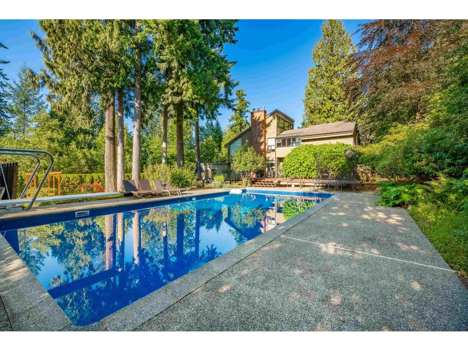 House for rent: 14450 34 Avenue, Surrey, British Columbia V4P 3L2