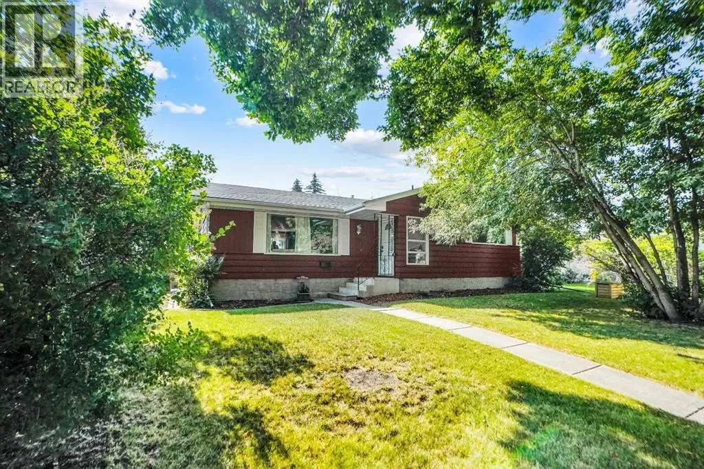 House for rent: 1447 Northmount Drive Nw, Calgary, Alberta T2L 0G7