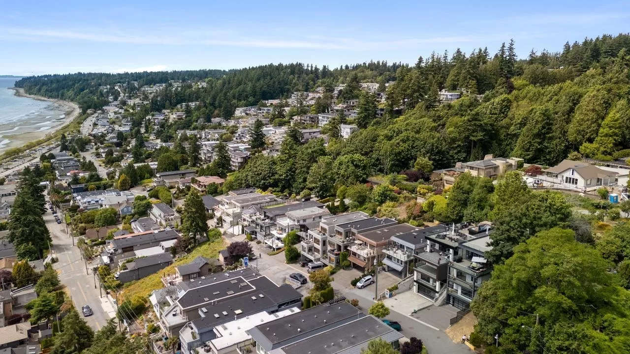 House for rent: 14999 Blackwood Lane, White Rock, British Columbia V4B 2A8