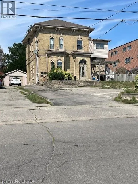 Triplex for rent: 15 Buffalo Street, Brantford, Ontario N3R 1C7