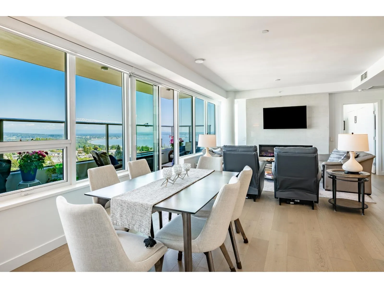 Apartment for rent: 1503 15165 Thrift Avenue, White Rock, British Columbia V4B 0C1