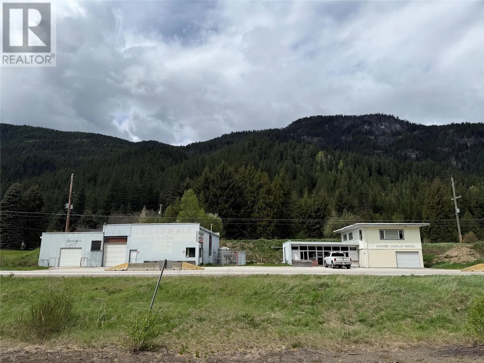 Residential Commercial Mix for rent: 1503 3a Highway, Castlegar, British Columbia V1N 4M7