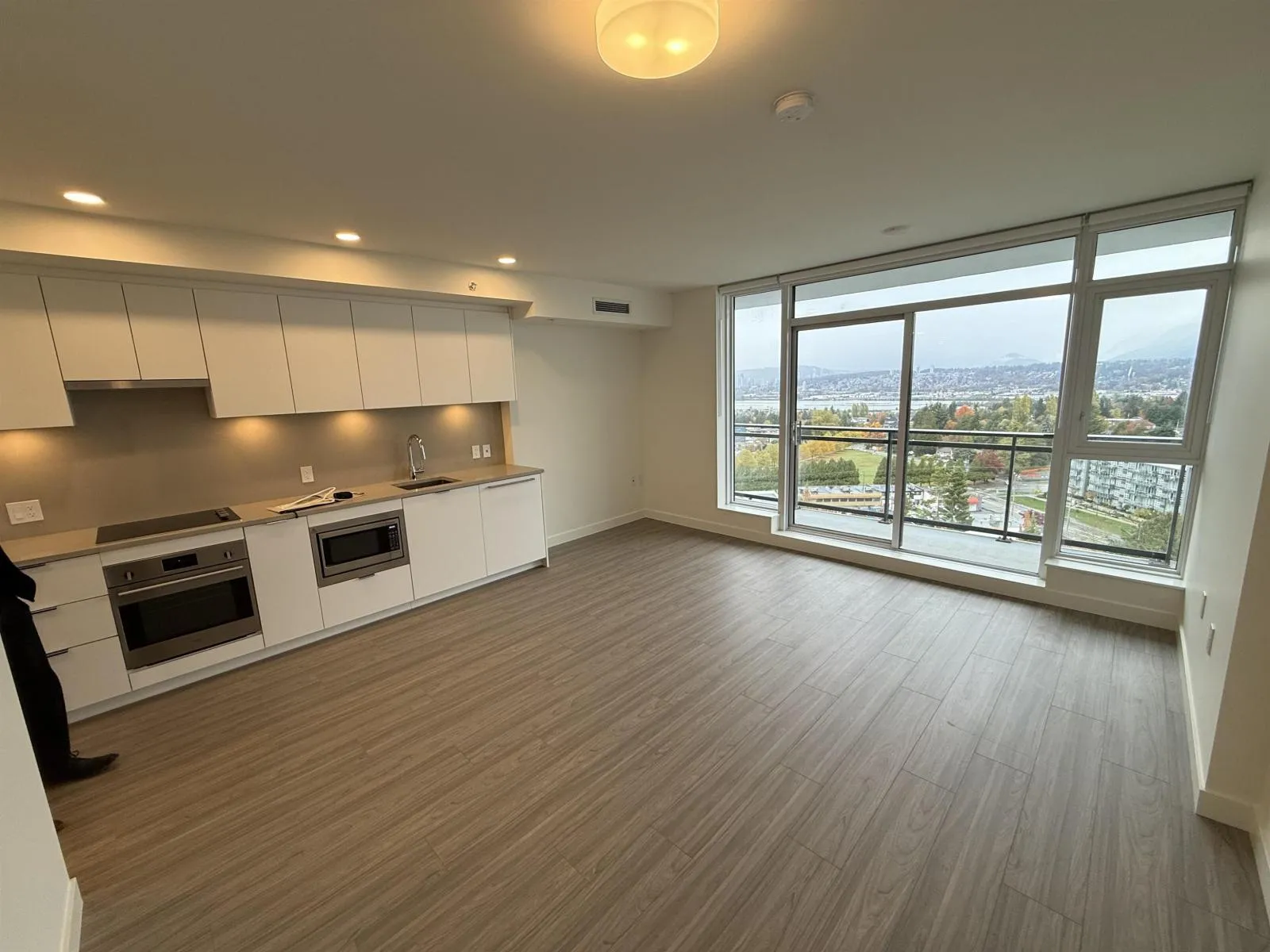 Apartment for rent: 1510 13675 107a Avenue, Surrey, British Columbia V3T 0X2