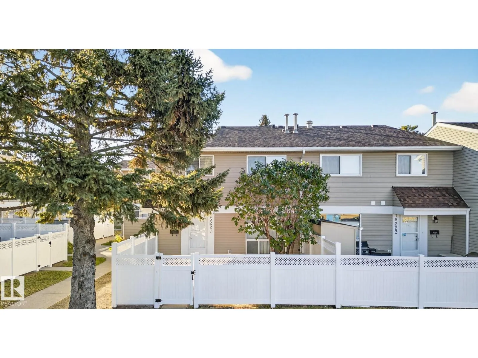 Row / Townhouse for rent: 15227 54 St Nw, Edmonton, Alberta T5A 3N9