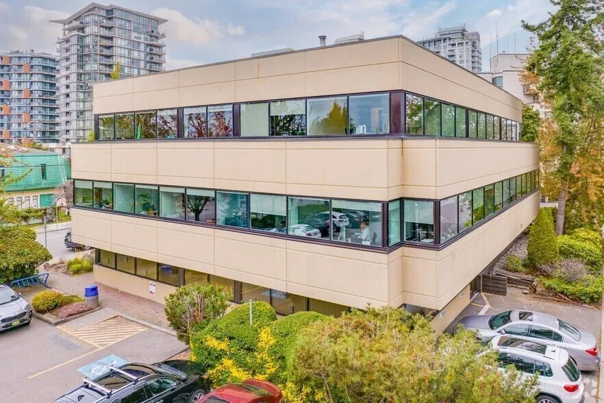 15261 Russell Avenue, White Rock, British Columbia V4B 5C3