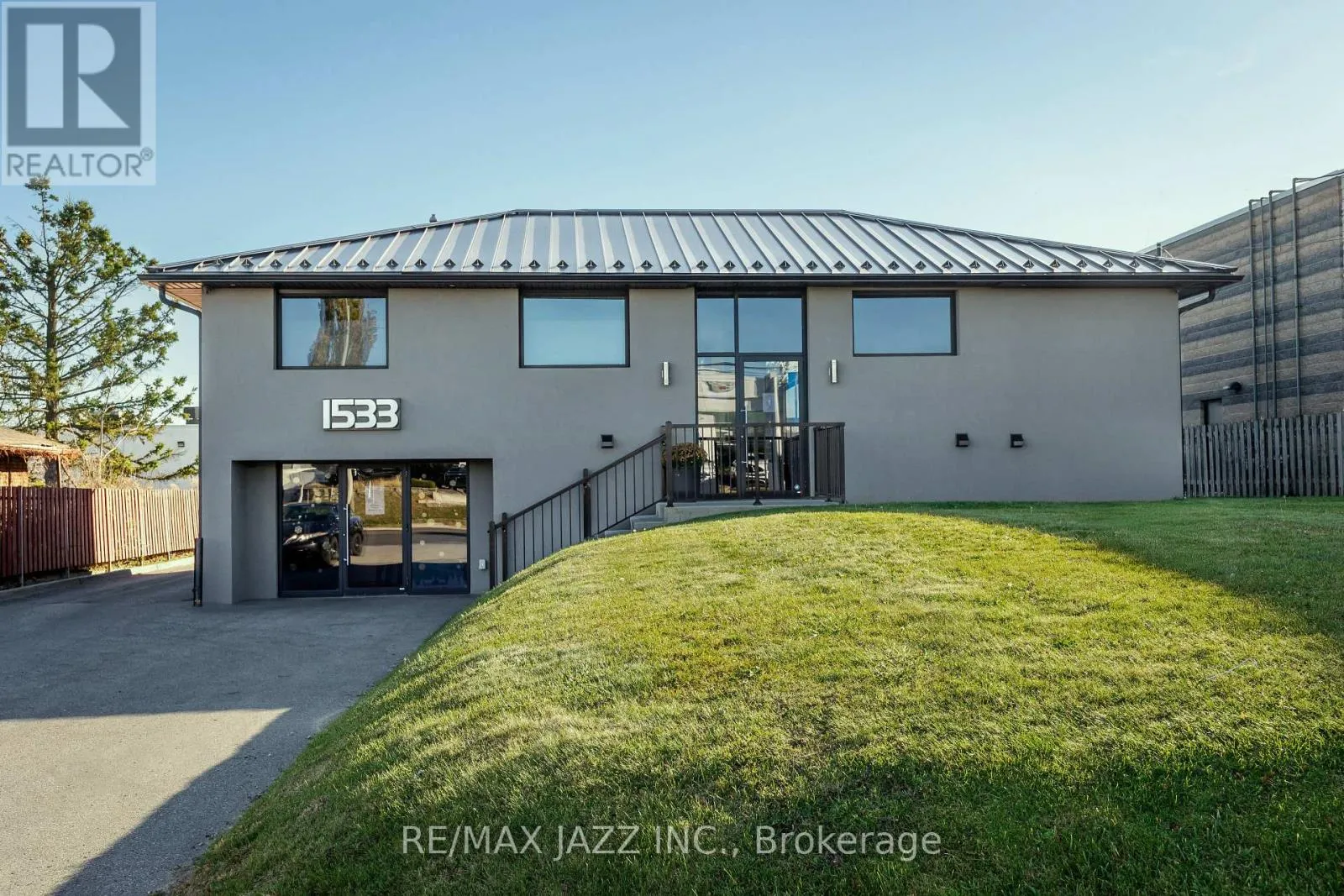 Offices for rent: 1533 Dundas Street E, Whitby, Ontario L1N 2K6