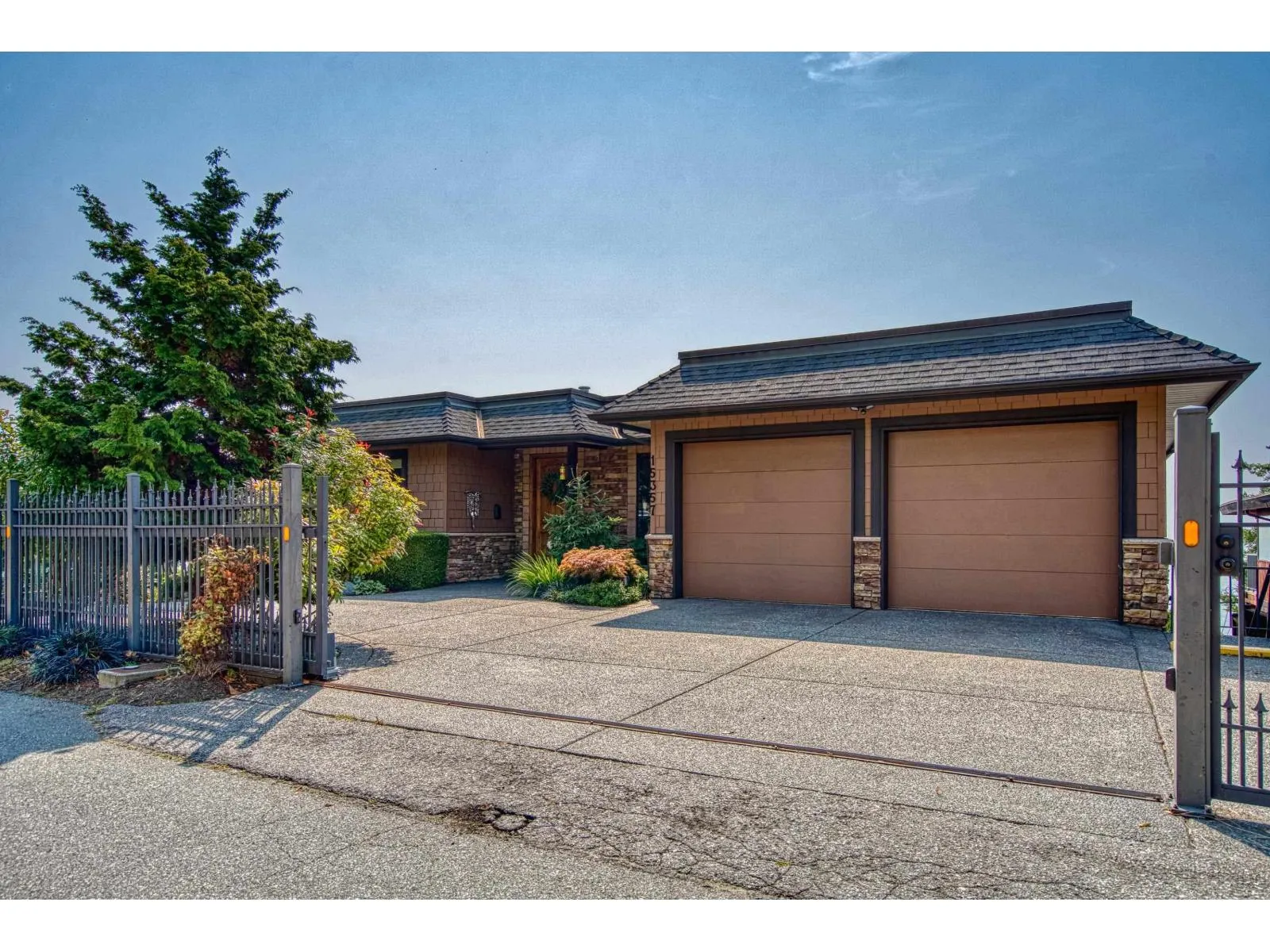 House for rent: 15357 Columbia Avenue, White Rock, British Columbia V4B 1J8