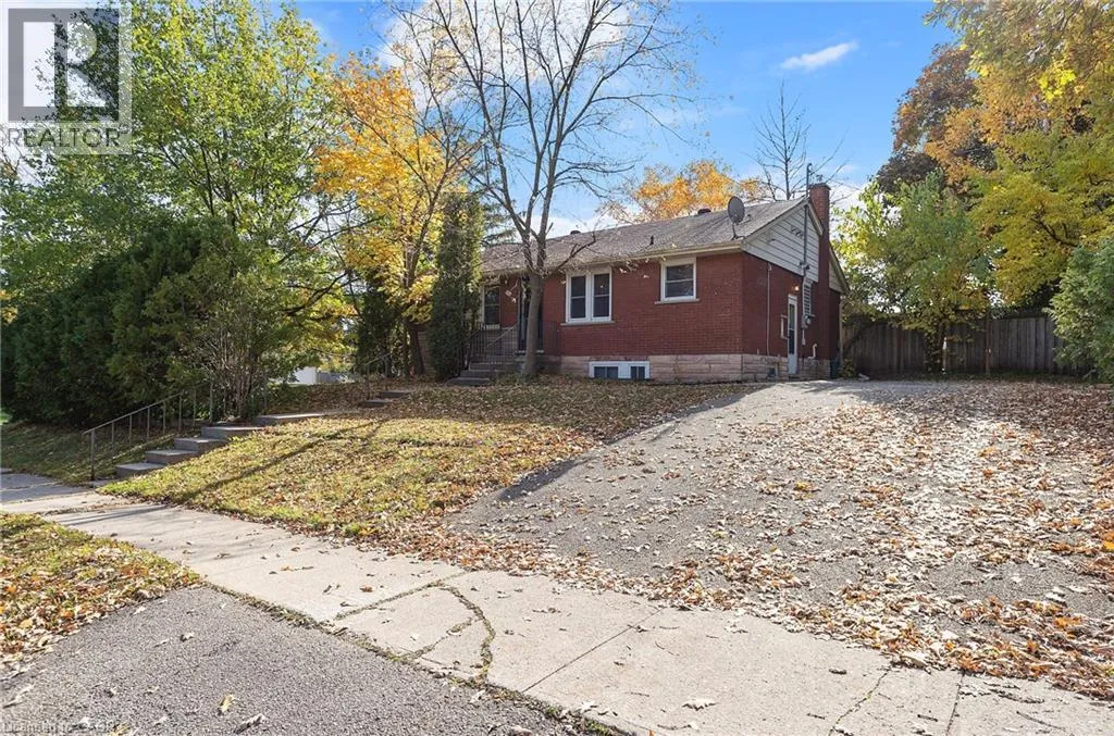 Duplex for rent: 154 Elgin Crescent, Waterloo, Ontario N2J 2S6