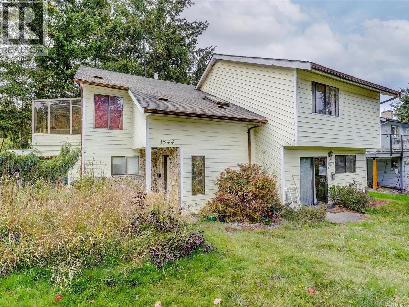 House for rent: 1544 Granada Cres, Saanich, British Columbia V8N 2B8