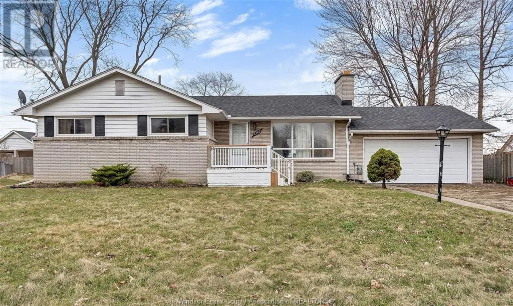 House for rent: 1547 Cherrylawn Crescent, Windsor, Ontario N9E 1P3