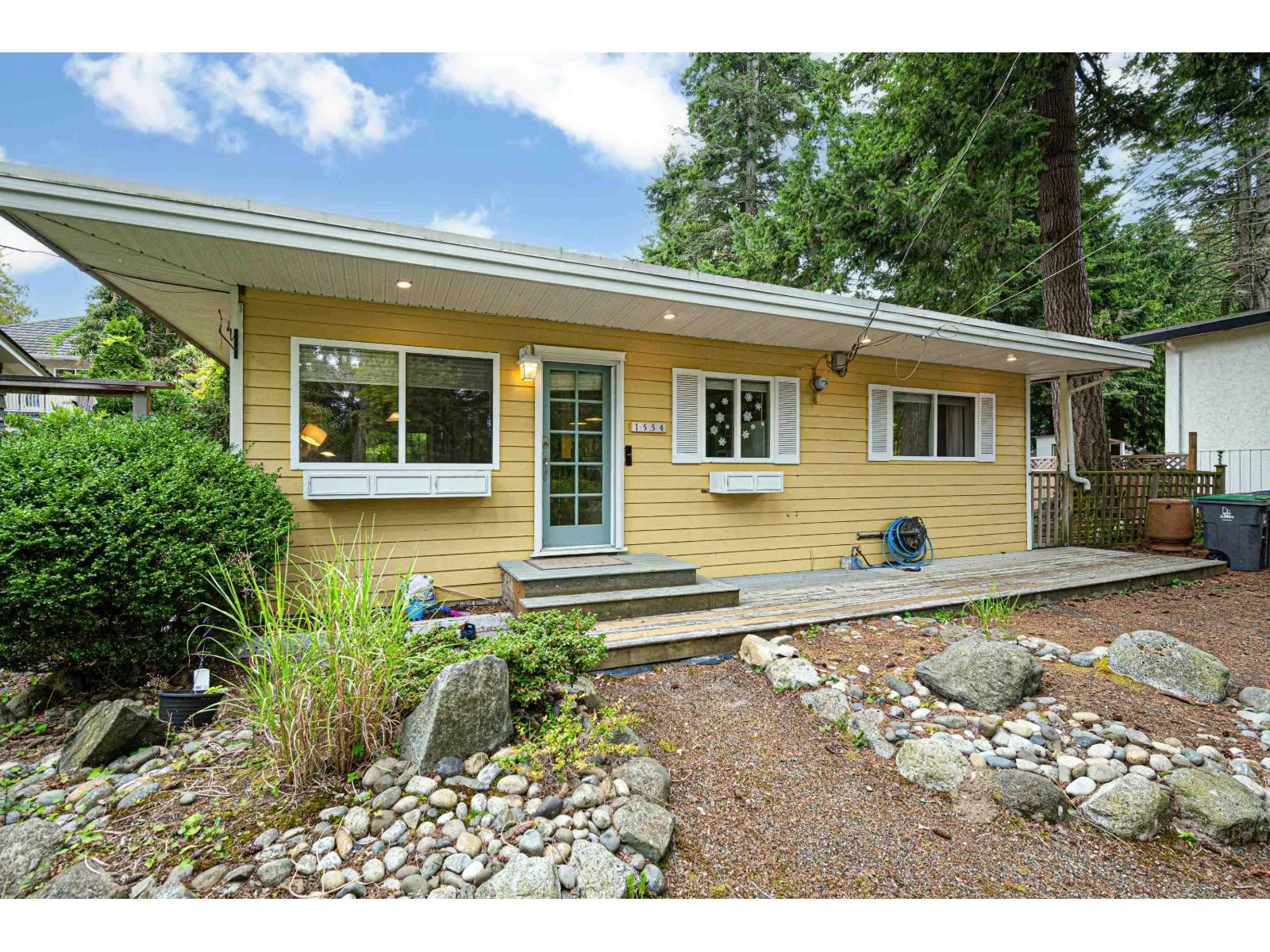 House for rent: 1554 128a Street, Surrey, British Columbia V4A 3X5