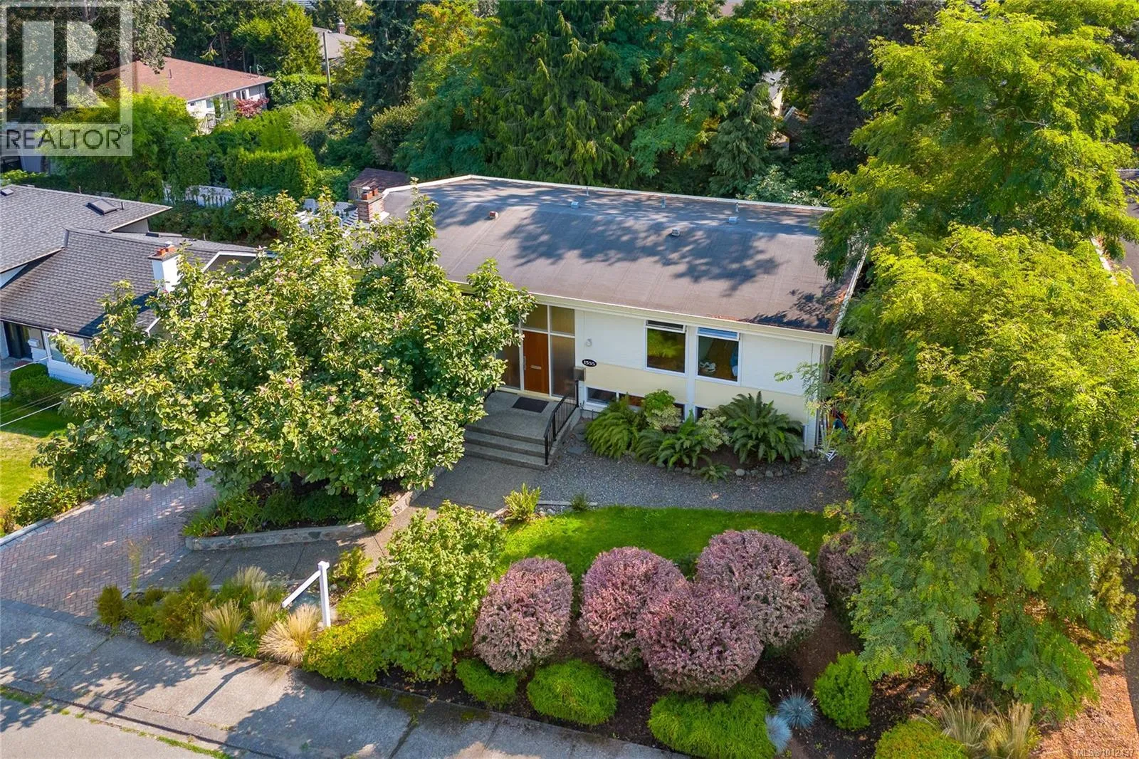 House for rent: 1555 Jasper Pl, Saanich, British Columbia V8P 1N9