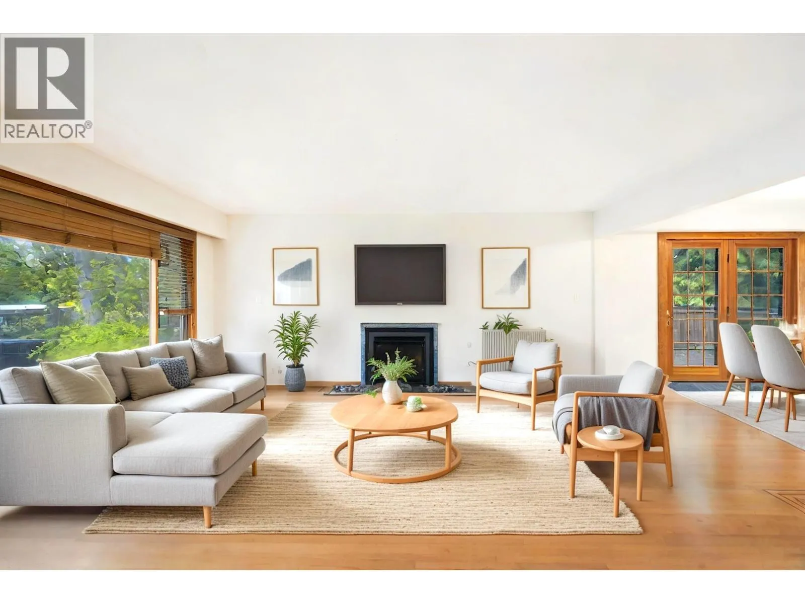 House for rent: 1561 Merlynn Crescent, North Vancouver, British Columbia V7J 2X9