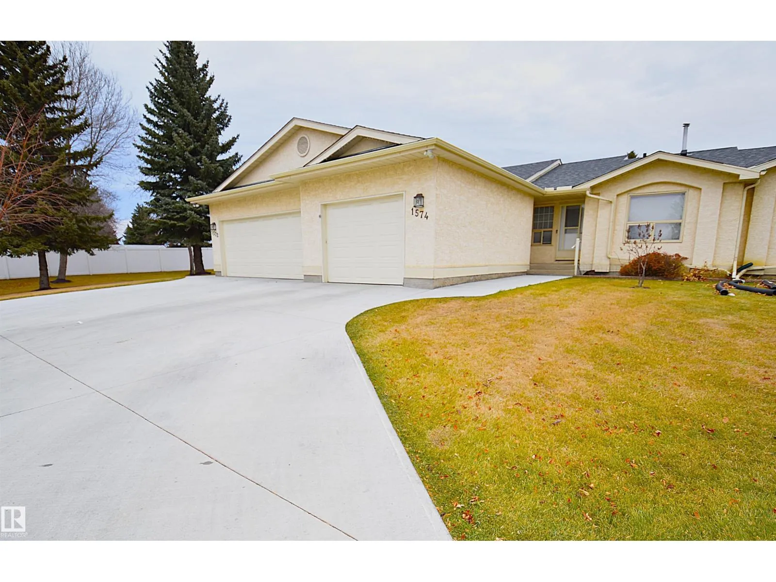 Duplex for rent: 1574 54 St Nw, Edmonton, Alberta T6L 6H4