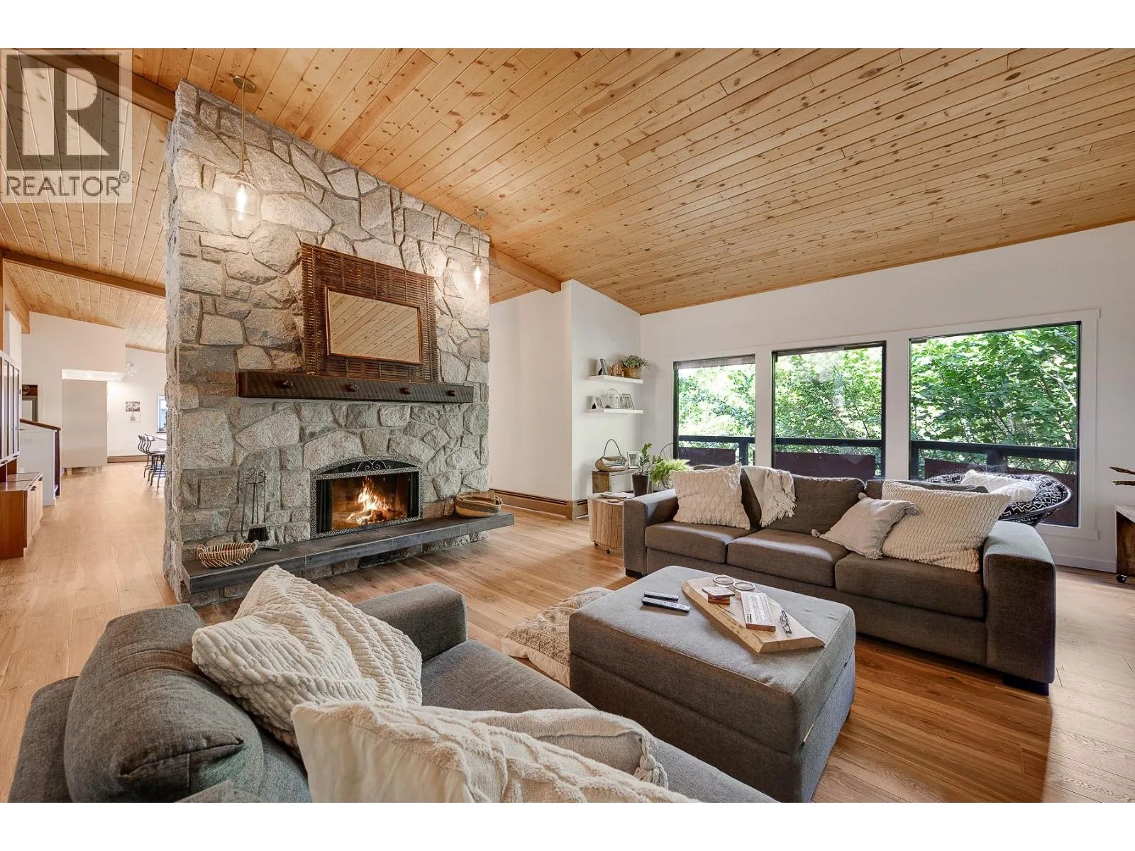 House for rent: 1590 Willow Crescent, Kelowna, British Columbia V1Y 4K3