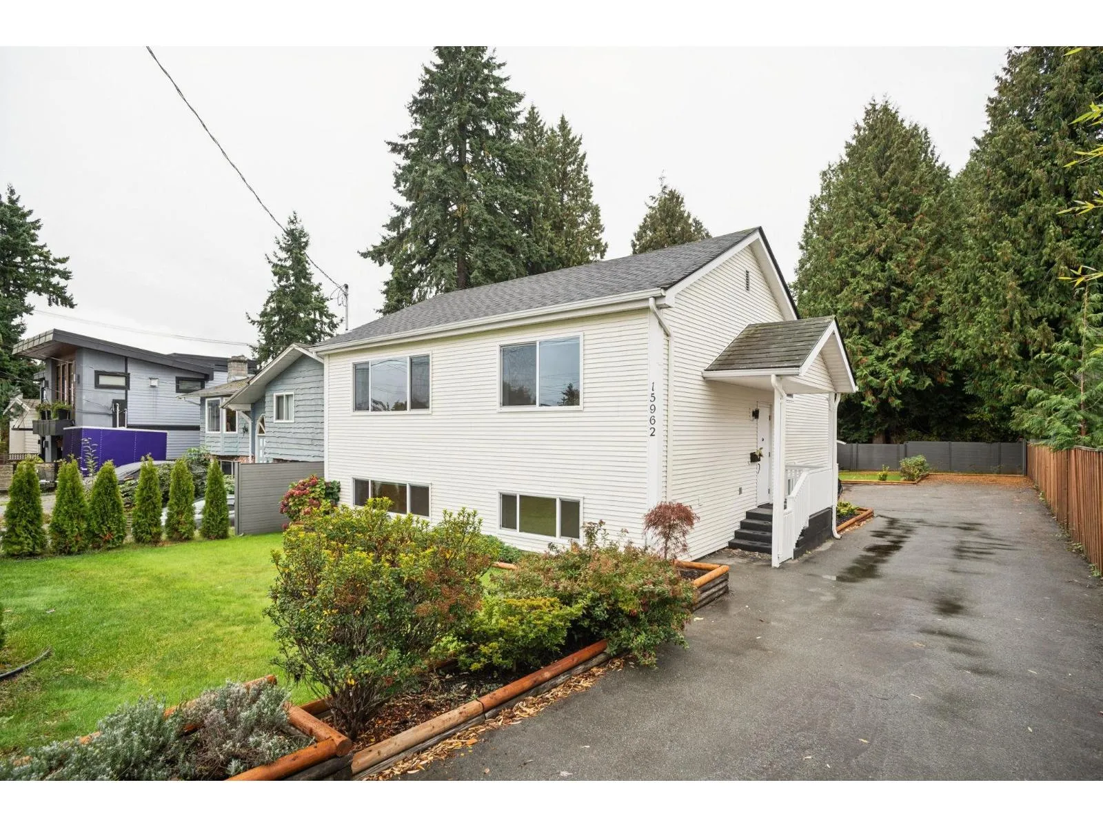 House for rent: 15962 North Bluff Road, White Rock, British Columbia V4B 3G8