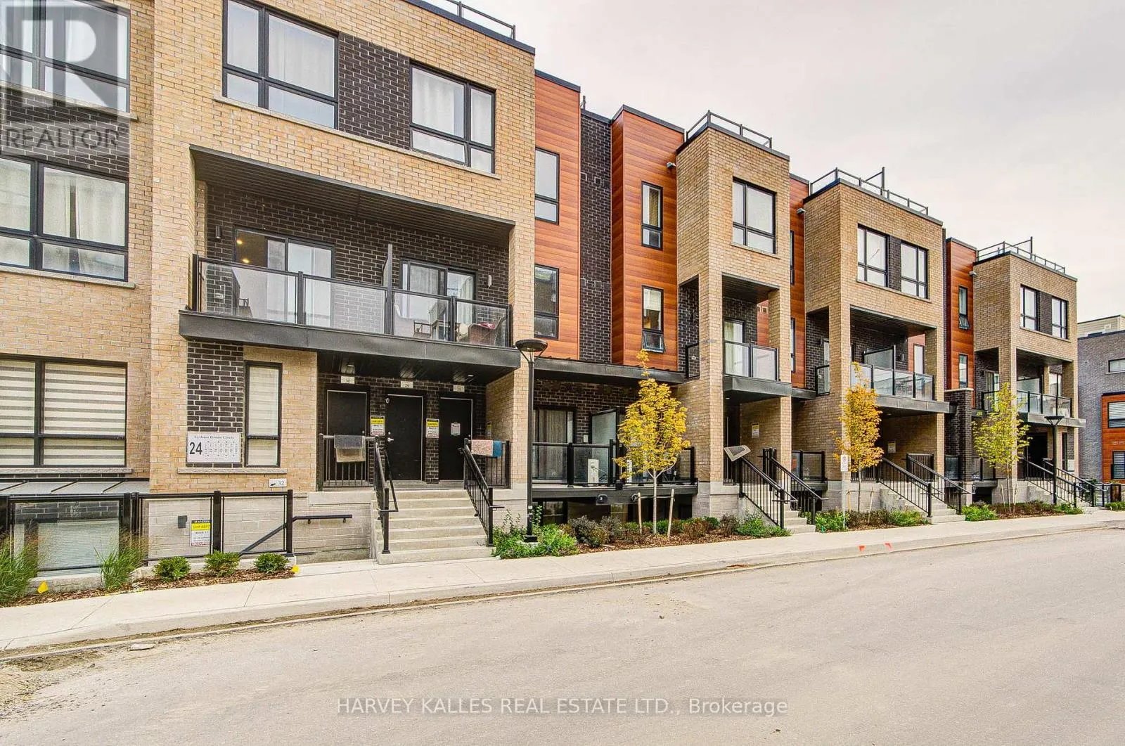 Row / Townhouse for rent: 16 - 24 Lytham Green Circle, Newmarket, Ontario L3Y 0H4